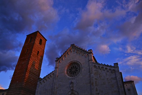 Sunset in Pietrasanta by Antonio Cinotti - antoncino, Sunset in Piazza del Duomo in Pietrasanta, Lucca, Tuscany, Italy.
Tramonto in piazza del Duomo a Pi