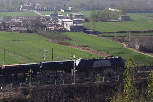 Overtaking a HXD3 class hauled freight on the 'old' Shanghai-Beijing mainline between Tai'an and Jinan