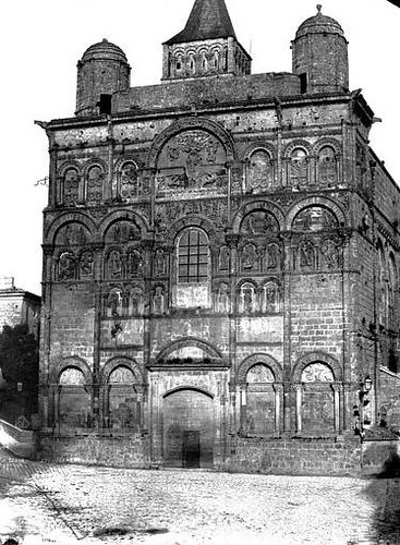Cathédrale d'Angoulême en 1851 avant sa restauration par Paul Abadie