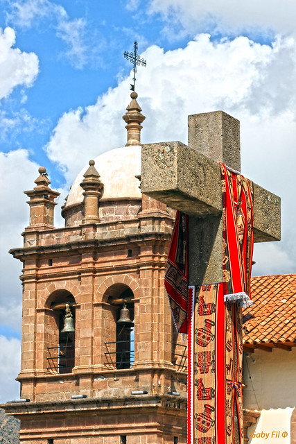 Una cruz y un campanario