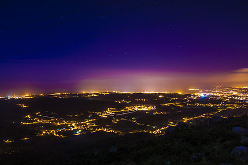 Bisbarra da Coruña by Martín Rei Leis, Vista nocturna da bisbarra da Coruña desde o Xalo.
Nocturnal sight of the metropolitan area of A Co