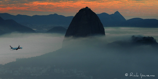 O Avião, o Nevoeiro e o Pão de Açucar - Amanhecer The airplane, the fog and the Sugar Loaf - Dawn #RiodeJaneiro #SugarLoaf #Rio450 #Rio450years