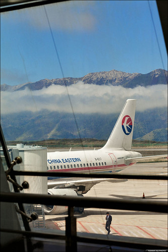 china mountains clouds airplane 中國 chinaeastern sichuanprovince jiuzhaihuanglongairport jiuzhaigoucounty