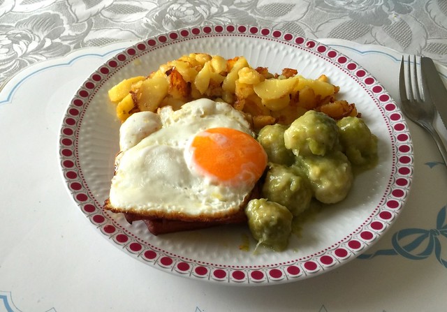 Leberkäse mit Spiegelei, Rosenkohl & Bratkartoffeln / Meat loaf with fried egg, brussels sprouts & fried potatoes