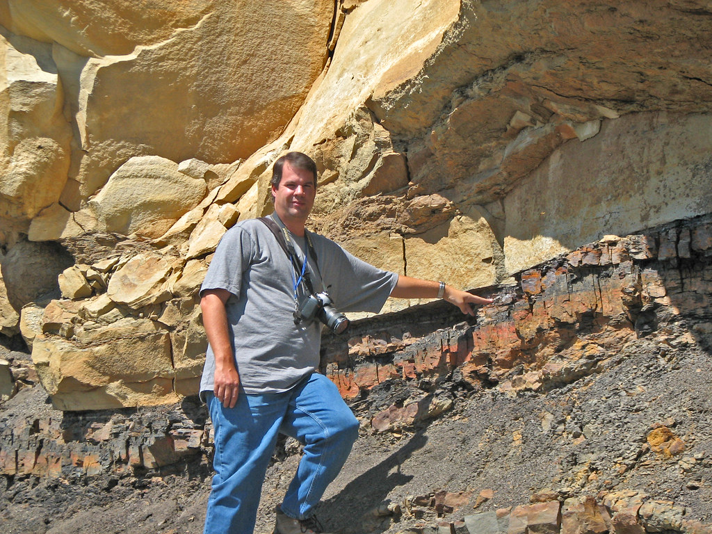 K-T boundary clay (Cretaceous-Tertiary boundary, 65 Ma; roadcut along Long Canyon Road, south of Trinidad Lake, southern Colorado, USA)