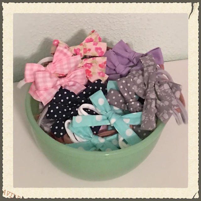 A bowl of pretty bows. #babyhairbows #headbands #handmade #needleandthread #sewingbyhand #thingsidoatwork #lovemyjob❤️ #thriftedfabric #newfabric