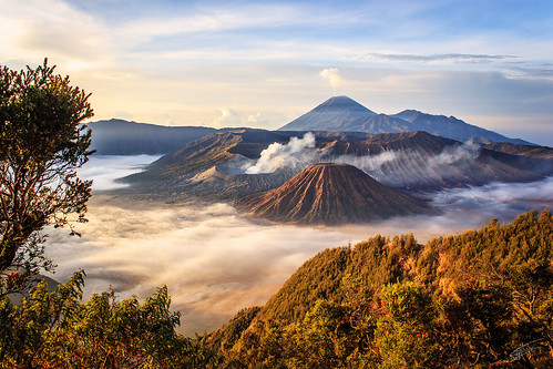 nature weather fog clouds sunrise indonesia volcano ngc mountbromo efs1855mmf3556is bromovolcano canoneos550d