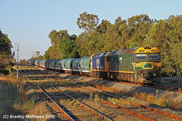 G526-BL27 with 6CM6 up loaded SG grain from Oaklands to McIntyre Loop at Tallarook (23/1/2015).