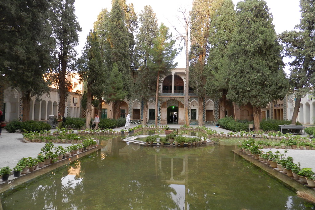 Mahan patio Atabaki y pórtico Modir-ol-Molki Santuario Shah Nematollah Vali Irán Irán 05