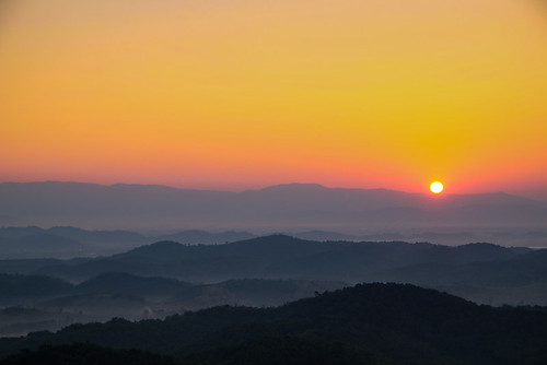 Sunrise at Doi Sango (Chiangrai, North of Thailand) by GAOP INTUCH, sunrise landscape fujifilm xe2 nature thailand chiangrai mountain range light