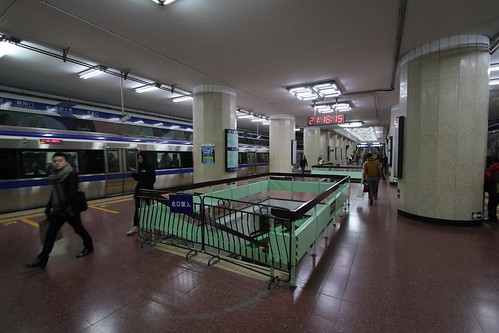 Provision for a future intersecting subway line at Dongsishitiao (东四十条站) station