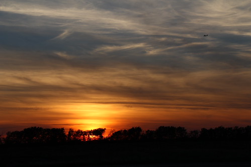 IMG_3513 by Dan Maxwell, The clouds are the 'first blush' of moisture streaming in from Hurricane Vance in the eastern Pacifi