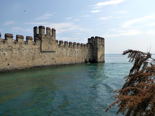 sirmione lago garda italy italia sirmiù lombardia castello scaligero fortezza fortress forteresse castle lake
