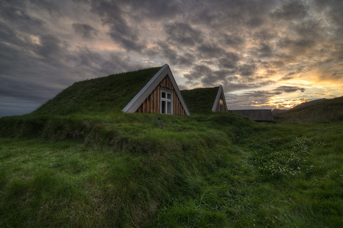 travel sunset vacation grass clouds iceland nationalpark nikon cloudy east tokina sel hdr turf skaftafell d300 photomatix turfhouse 1116mm