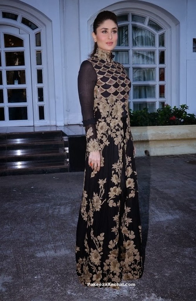 Lakme Fashion Week 2019 Kareena Kapoor Khan Looks HOT In Her Black Dress  As She Turns Showstopper