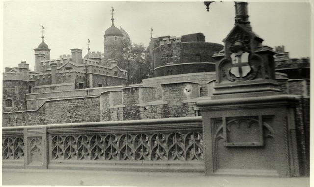 TOWER OF LONDON ENGLAND 1973 IN BLACK AND WHITE