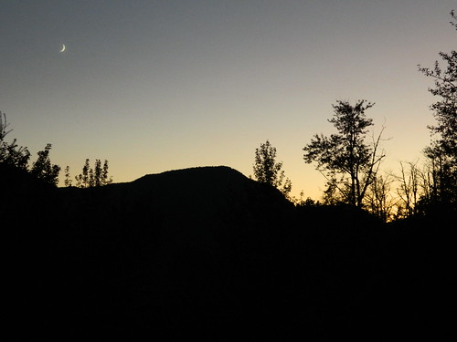 sunset moon silhouette night evening washington crescent pacificnorthwest pnw crescentmoon silhouetteofmountain