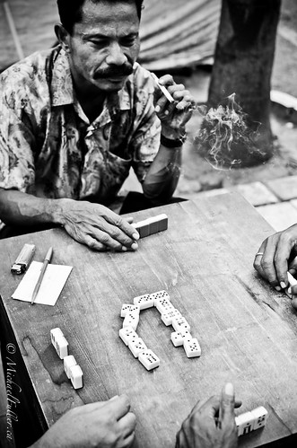 travel portrait bw sumatra indonesia banda smoking backpacking aceh dominoes bandaaceh dsc162813