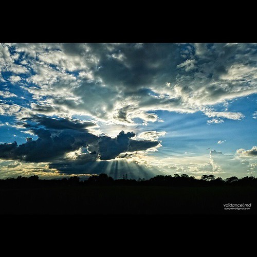 do you see what I see? ©dennisdancel #travelphotography #travelling #clouds #sunsets #cagayan #bird #InstaSize by Dennis Dancel, square squareformat iphoneography instagramapp uploaded:by=instagram