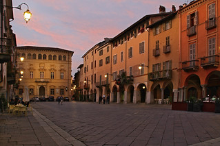 Biellese - Piazzo, Piazza CIsterna: la calda luce dle tramonto