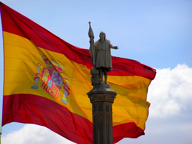 Estatua de Colón y bandera española