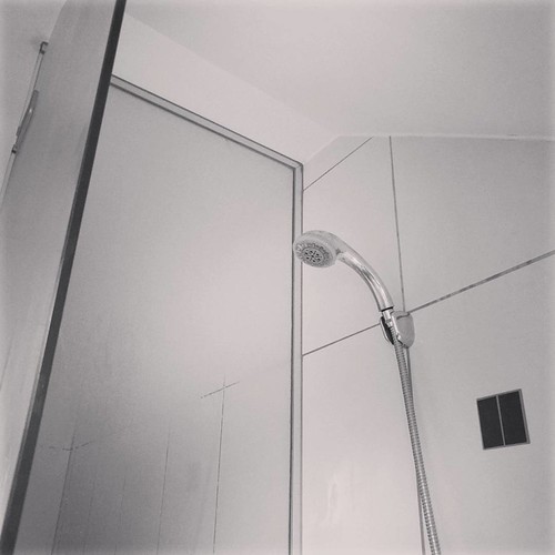De luxe van een Echte Douche, tegenwoordig ook thuis! 💙 #countyourblessings | by LeenMontis