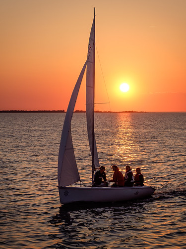 sunset sea people photography se boat skåne sailing sweden cropped höllviken 2016 f64 skånelän öresundståg falsterbokanalen xe2 1420sek xc50230mmf4567ois vellinges 2909052016204416redigera