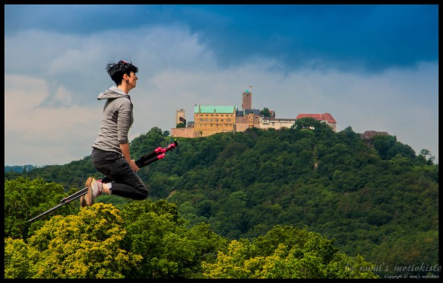 Hexe Numi flog diesmal im wunderschönen Thüringer Wald - im Hintergrund die Wartburg zu Eisenach