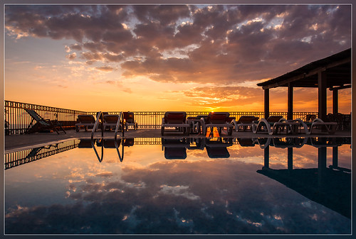 sunset orange reflection water pool swimming evening zwembad montenegro piscine budva svetistefan