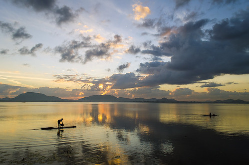 morning sky sunlight lake sunrise fishing fisherman glory morningglory fishingboat tamilnadu raga chengalpattu calmmorning gloriousmorning ragavendran kolavailake