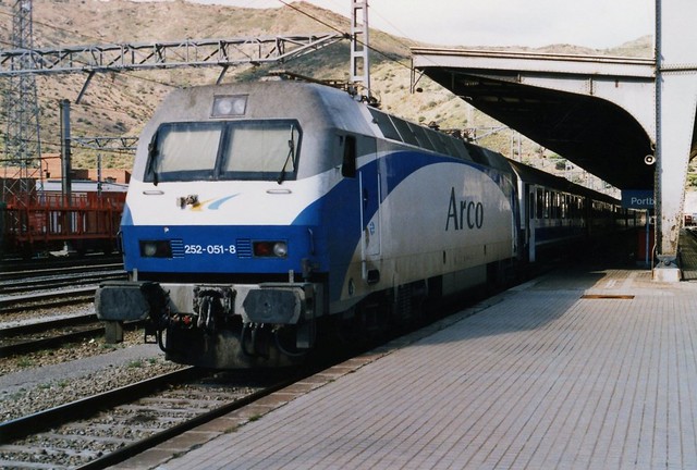 RENFE (Arco) 252- 051-8 - Port Bou - 20/03/2003.