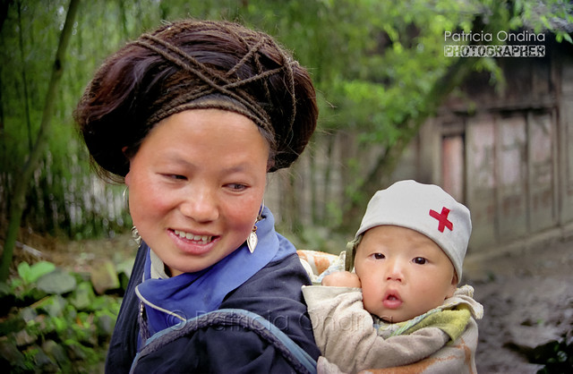 Guizhou Miao + baby, China - Miao du Guizhou avec bébé, Chine