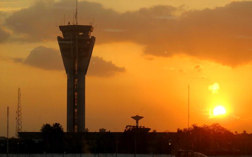 sunset airport torre havana cuba aeroporto flughafen aeropuerto controltower hav lahabana muha josémartíinternationalairport aeropuertojosémartí