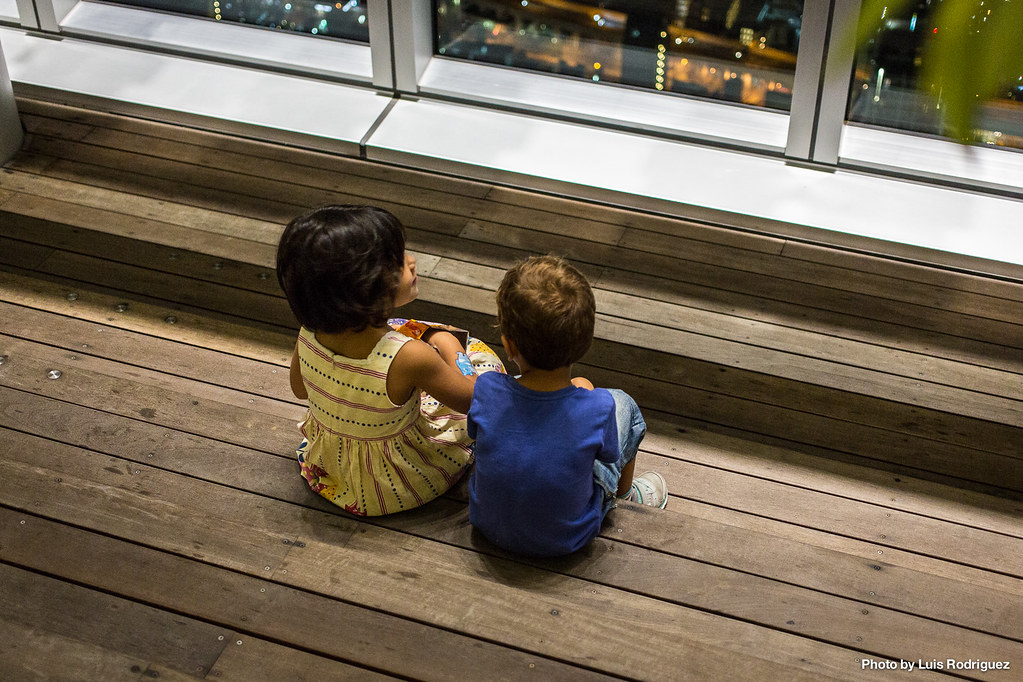 Nuestro hijo haciendo amigos en el mirador de la torre Abeno Harukas