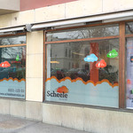 Scheele Service har flyttat till nya lokaler och fick hjälp med att piffa upp sitt skyltfönster