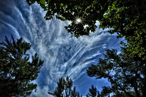 rhônealpes drôme ville commune crest ciel nuage soleil arbre citation hannaharendt traitement darktable fujixs1 texte