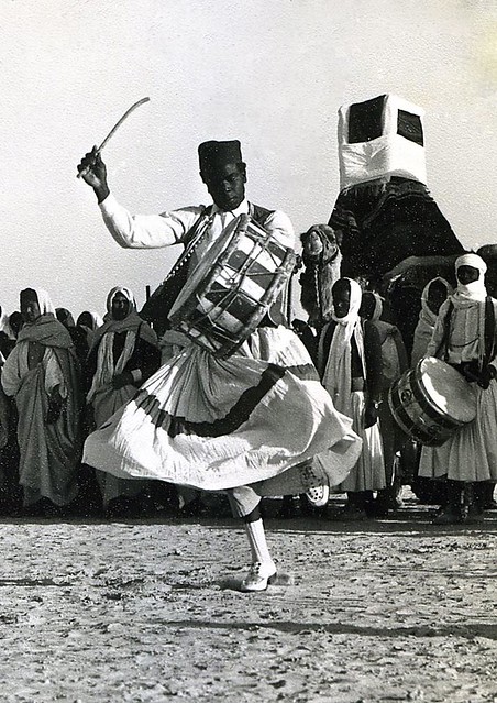 Douz - Mariage bédouin traditionnel. Danseur musicien.