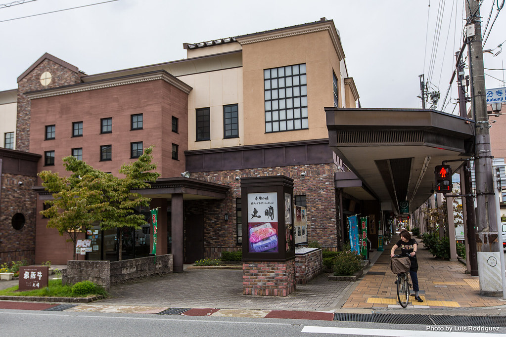 Exterior del restaurante Maruaki, especializado en wagyu de Hida