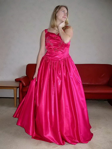 Pink skirt | Her full length skirt is amazing: so huge, colo… | Flickr