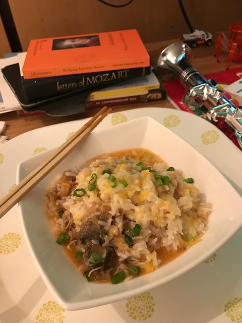 In between getting my ears ready for Idomeneo, an invention of necessity: a Shanghai pao fan (or risotto although the chinese version of it is hot and less dry) made with sweet & sour & spicy fried fish, sesame oil, scallions and cheese.
