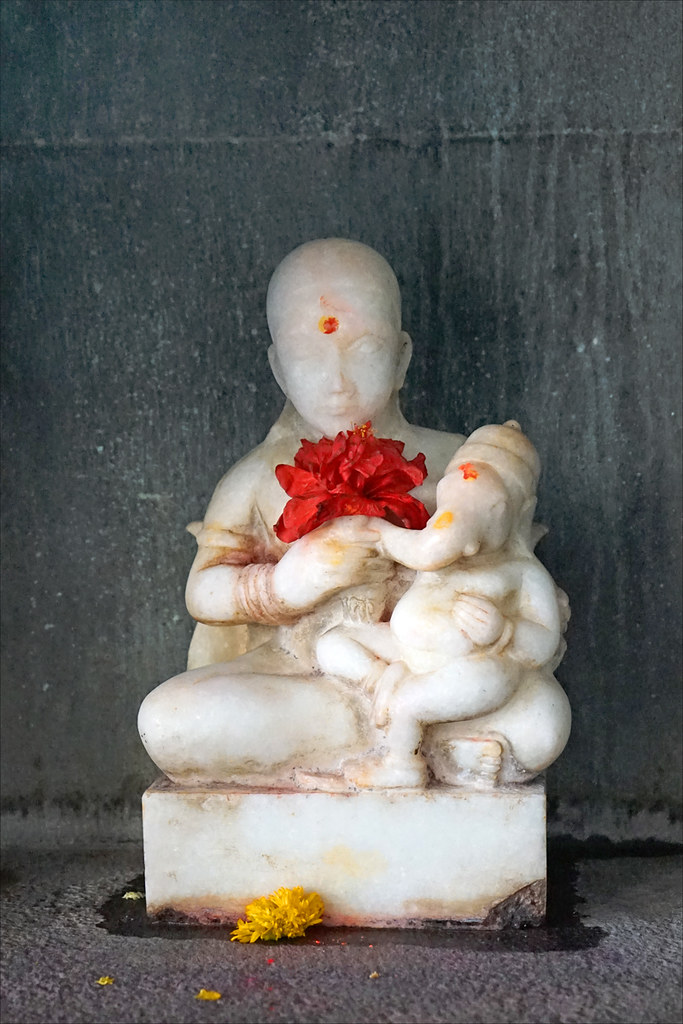 La déesse Pârvatî  tenant Ganesh (Maheshwar, Inde)