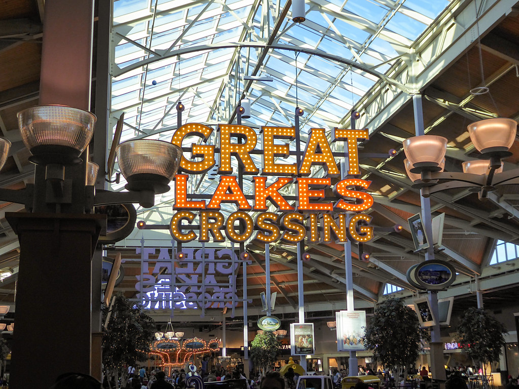 great lakes crossing restaurants