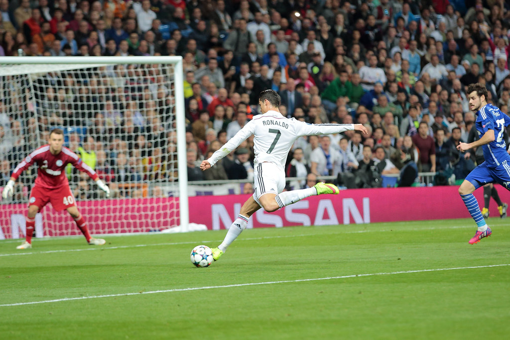Ronaldo shoots wide vs. FC Schalke 04 - UEFA Champions leagu… - Flickr