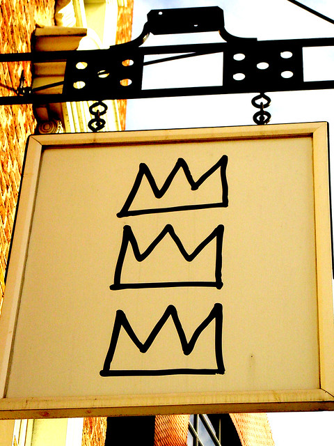 3 Crowns sign