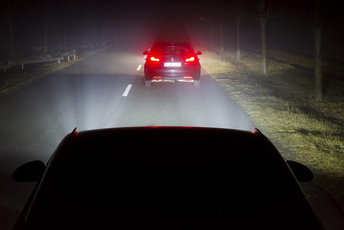 Vorausfahrender Verkehr – normales Fernlicht | by opelblog
