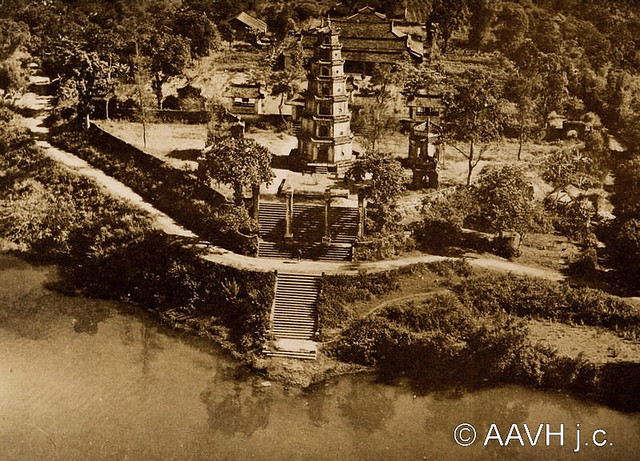 AP1859-Morin-Husson - Hué, 1920 – Vue aérienne de la tour de la pagode Linh Mu