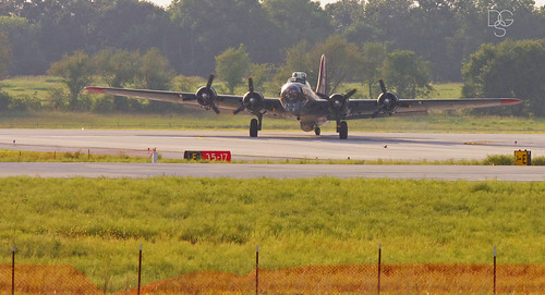airplane aircraft landing b17 arkansas runway flyingfortress bentonville xna rollout greatphotographers commemorativeairforce texasraiders northwestarkansasregionalairport