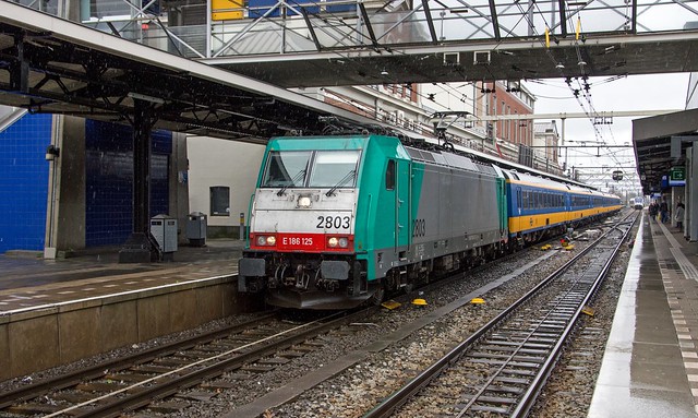 Dordrecht NMBS  2803 (186 125) defecte trein 9235 en sleep