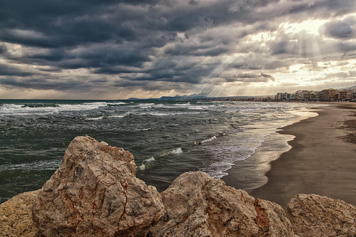 sea sky beach clouds sunrise rocks crete rays rethymno κρήτη παραλία σύννεφα θάλασσα ανατολή βράχια ρέθυμνο ουρανόσ ακτίνεσ