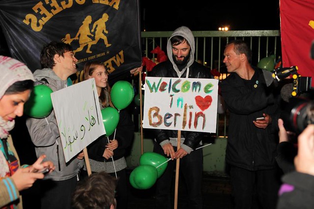 Refugees Welcome - Supporter vor der Kaserne in Berlin-Spandau im September 2015